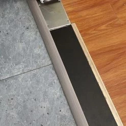 Liquidation totale 200 Cm X 5 Cm Bande De Seuil Profil De Transition Autoadhésif Bande De Recouvrement De Sol En Vinyle, Pour Couvrir Les Carreaux, Les Espaces Entre Les Stratifiés, Grain De Bois Gri -Portes Et Fenêtres Magasin 89802870 4
