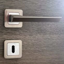 Poignées De Porte Sur Rosace Chromées Satinées - Modèle Morgan Trou De Clé L